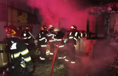 Flăcările au cuprins aseară o baracă dezafectată de pe strada Câmpul Pâinii din municipiul Cluj-Napoca