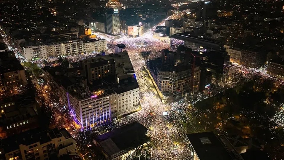 Dispersarea manifestanților cu arma sonică în Sebia: Președintele Vucic a chemat „KGB”-ul