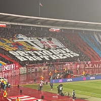 FCSB, așteptată de fanii echipei Steaua Roșie Belgrad cu mesajul: „Frați ortodocși“ și stemele României și Serbiei îmbrățișate cu Sfânta Cruce