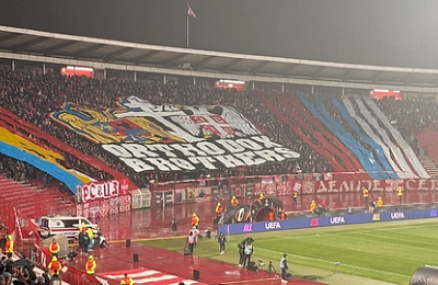 FCSB, așteptată de fanii echipei Steaua Roșie Belgrad cu mesajul: „Frați ortodocși“ și stemele României și Serbiei îmbrățișate cu Sfânta Cruce