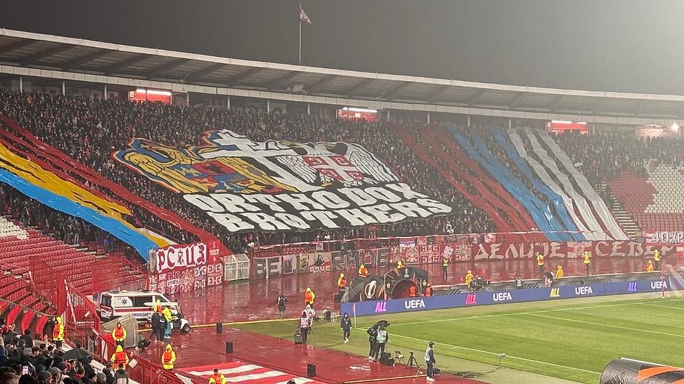 FCSB, așteptată de fanii echipei Steaua Roșie Belgrad cu mesajul: „Frați ortodocși“ și stemele României și Serbiei îmbrățișate cu Sfânta Cruce