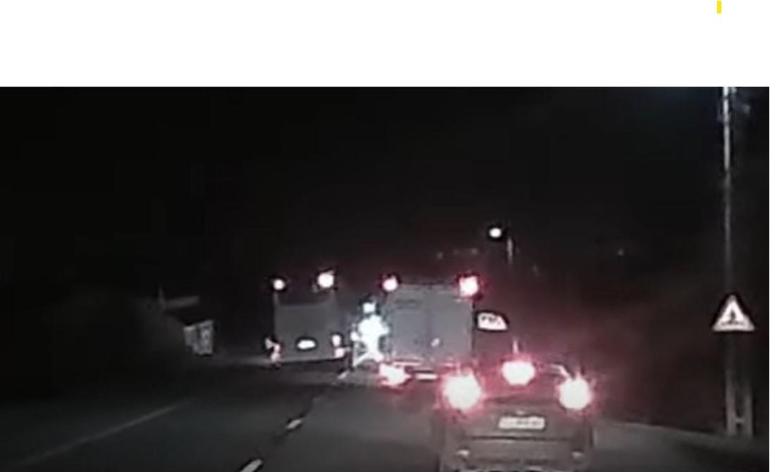 Șoferul unui autocar a fost observat conducând într-o manieră haotică și efectuând depășiri periculoase pe drumurile din Cluj. Acest comportament a pus în pericol siguranța celor din jur