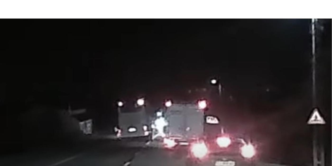 Șoferul unui autocar a fost observat conducând într-o manieră haotică și efectuând depășiri periculoase pe drumurile din Cluj. Acest comportament a pus în pericol siguranța celor din jur