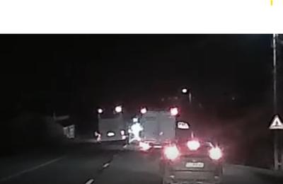 Șoferul unui autocar a fost observat conducând într-o manieră haotică și efectuând depășiri periculoase pe drumurile din Cluj. Acest comportament a pus în pericol siguranța celor din jur