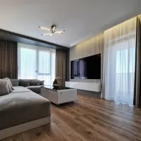 Amenajare apartament trei camere in stil contemporan cu multe accente de lemn