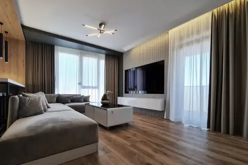 Amenajare apartament trei camere in stil contemporan cu multe accente de lemn