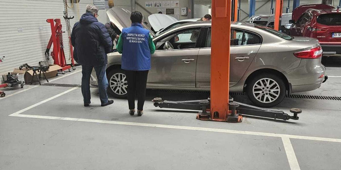 Inspecţia Muncii, amenzi de aproape un milion de lei, după controale la ateliere de întreţinere şi reparare a maşinilor / Peste 1.000 de deficienţe constatate