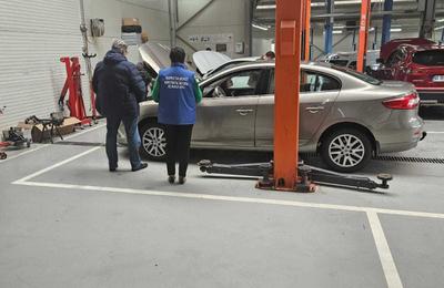 Inspecţia Muncii, amenzi de aproape un milion de lei, după controale la ateliere de întreţinere şi reparare a maşinilor / Peste 1.000 de deficienţe constatate