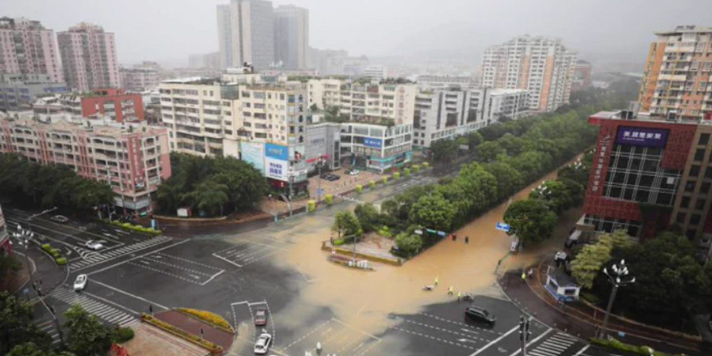 Taifunul Doksuri mătură sud-estul Chinei, cu ploi puternice şi rafale de vânt de până la 175 de kilometri pe oră, şi scade în intensitate, după ce s-a soldat cu 13 morţi în Filipine. La Fujian, peste 400.000 de oameni, evacuaţi preventiv. Şcoli, uzine şi întreprinderi, închise