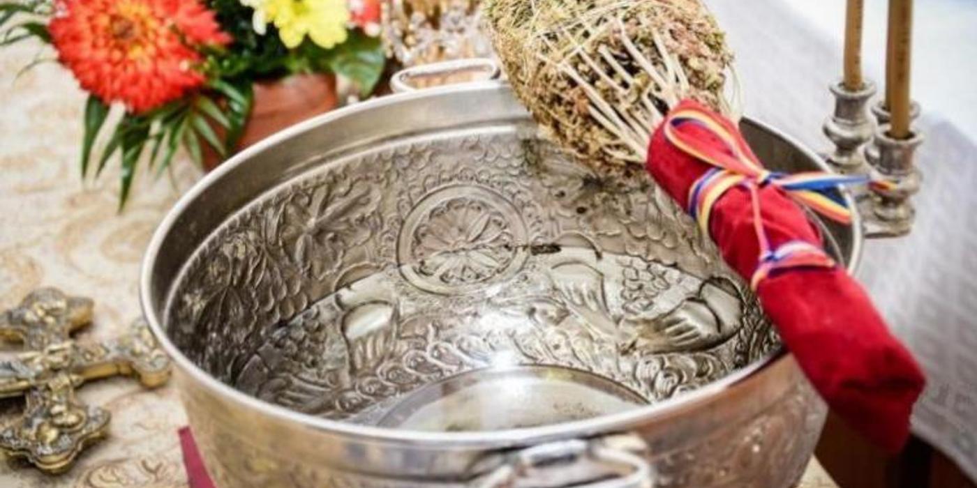 Botezul Domnului, vestit din casă în casă de preoții ortodocși din România: „Rânduielile spun că trebuie să se treacă pe la casele credincioșilor”