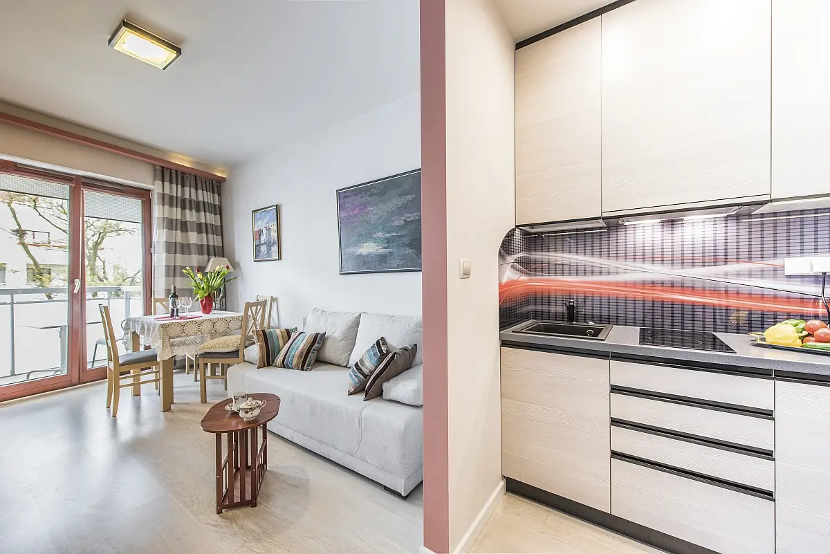 Un studio de 27 mp in care predomina atmosfera de vacanta si lumina naturala