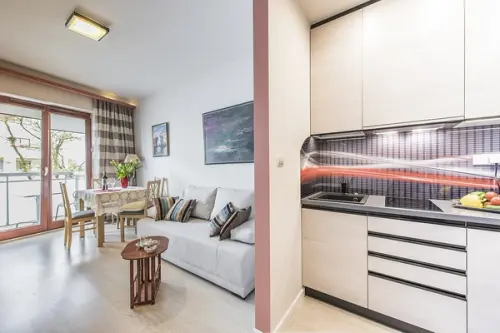 Un studio de 27 mp in care predomina atmosfera de vacanta si lumina naturala