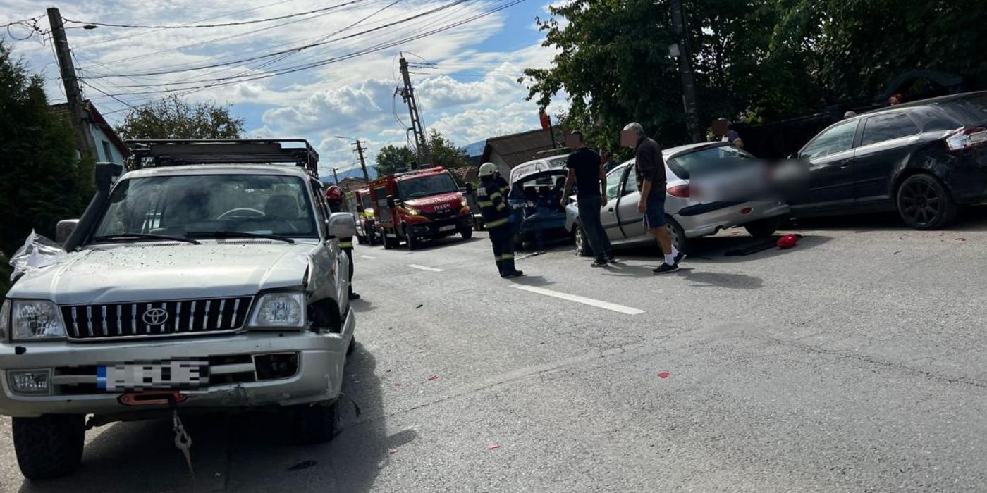 Accident rutier, miercuri după-amiaza pe strada Oașului din Cluj-Napoca. 5 mașini implicate, trei persoane au ajuns la spital