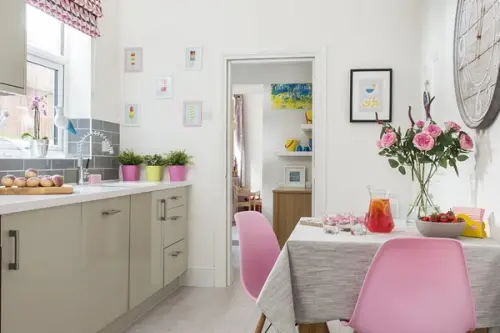 Culori vesele in amenajarea moderna a unui apartament de 3 camere