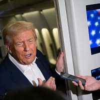 Reacția lui Donald Trump, în Air Force One, când a fost întrebat de reducerea forțelor americane din România