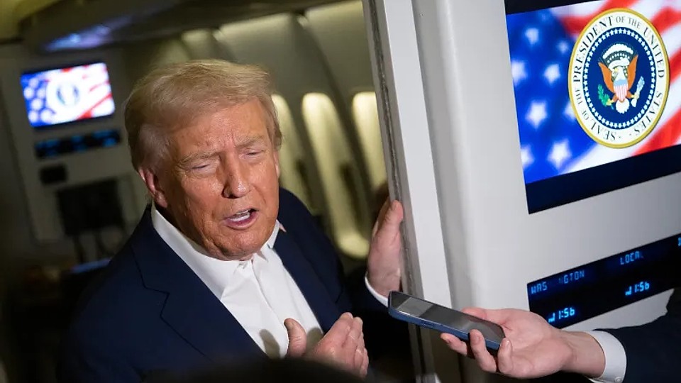 Reacția lui Donald Trump, în Air Force One, când a fost întrebat de reducerea forțelor americane din România