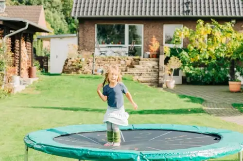 Tipuri de trambuline pentru locul de joacă din curte