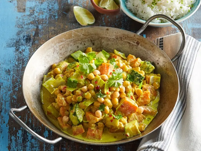 Curry românesc cu verdețuri de primăvară și năut