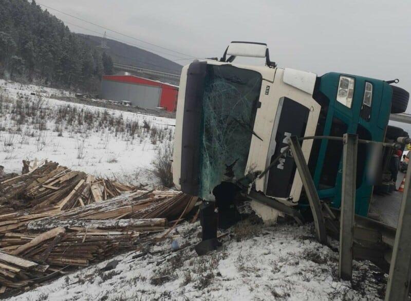 Accident! Un camion s-a răsturnat pe A1, în apropierea localității Gilău