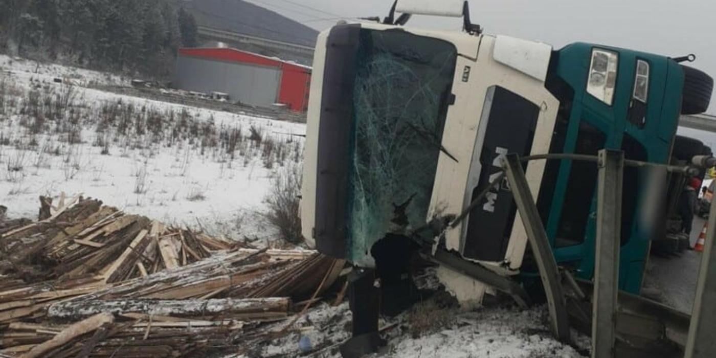 Accident! Un camion s-a răsturnat pe A1, în apropierea localității Gilău