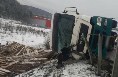 Accident! Un camion s-a răsturnat pe A1, în apropierea localității Gilău