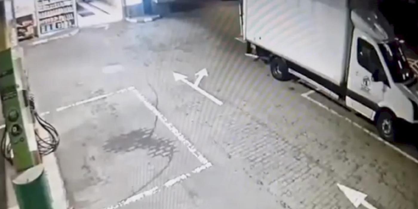 Trei bărbați au fost prinși în flagrant când jefuiau un camion cu articole vestimentare, în București