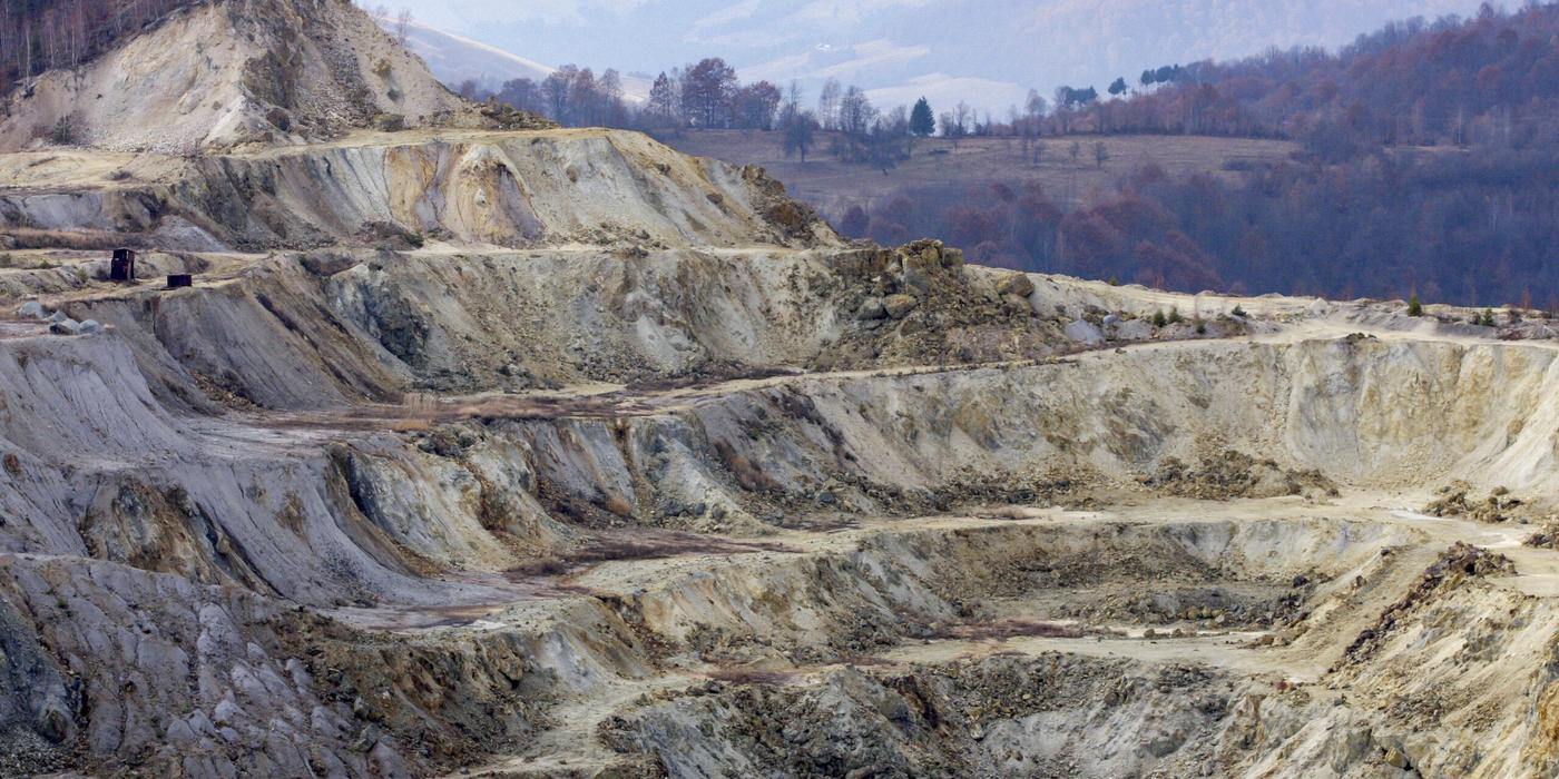 O organizaţie neguvernamentală cere în instanţă suspendarea executării Ordinului Agenţiei Naţionale pentru Resurse Minerale care permite companiei Roşia Montană Gold Corporation exploatarea resurselor de aur din judeţul Alb
