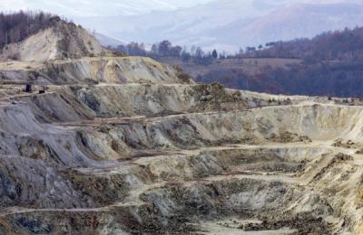 O organizaţie neguvernamentală cere în instanţă suspendarea executării Ordinului Agenţiei Naţionale pentru Resurse Minerale care permite companiei Roşia Montană Gold Corporation exploatarea resurselor de aur din judeţul Alb