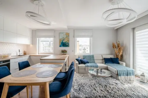 Apartament de trei camere amenajat modern cu mult lemn si accente de albastru