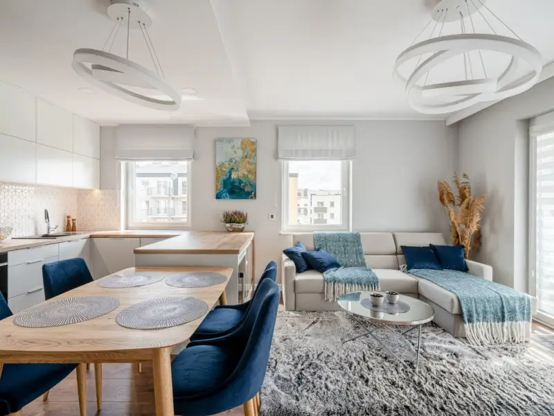 Apartament de trei camere amenajat modern cu mult lemn si accente de albastru