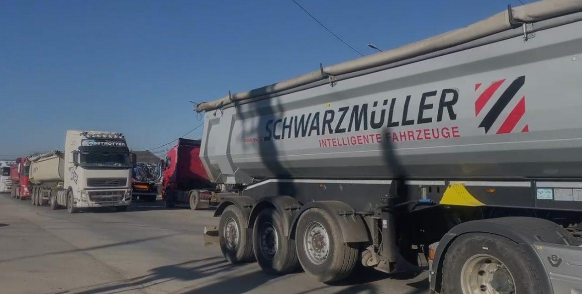 Firmele de transport din Cluj, protest spontan în apropiere de Cluj-Napoca