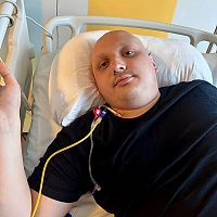 Tânăr student, în remisie după un cancer rar, internat pentru transplant autolog. Tratamentul post-transplant este esențial pentru a preveni recidiva