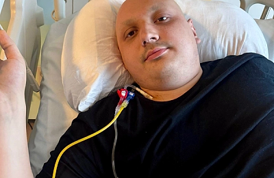 Tânăr student, în remisie după un cancer rar, internat pentru transplant autolog. Tratamentul post-transplant este esențial pentru a preveni recidiva