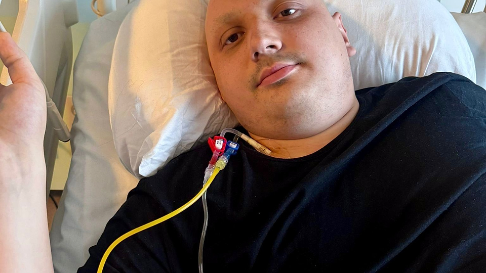 Tânăr student, în remisie după un cancer rar, internat pentru transplant autolog. Tratamentul post-transplant este esențial pentru a preveni recidiva