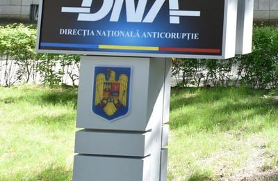 Directorul executiv din Ministerul Proiectelor Europene care ar fi luat, timp de doi ani, bani din salariile a două persoane pe care le-ar fi ajutat să obţină acele posturi, reţinut