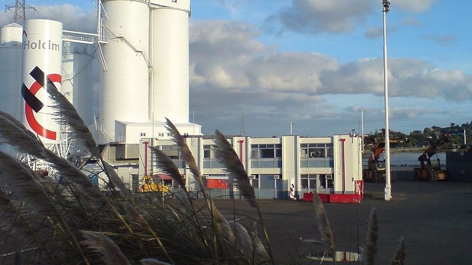 Holcim, Romcim și Heidelberg sancționați de Concurență pentru înțelegere pe prețuri