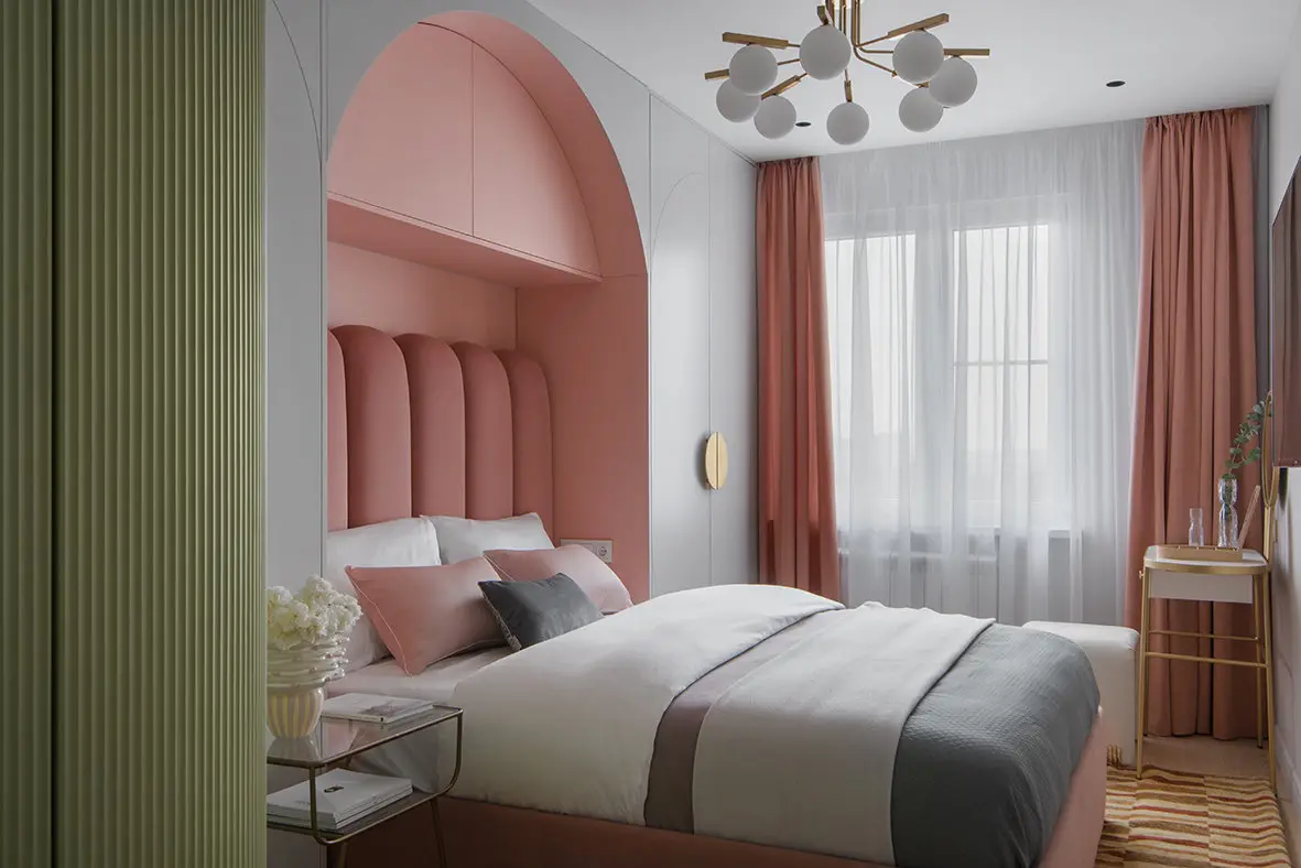 O amenajare de 56 mp in nuante de roz prafuit si linii curbate