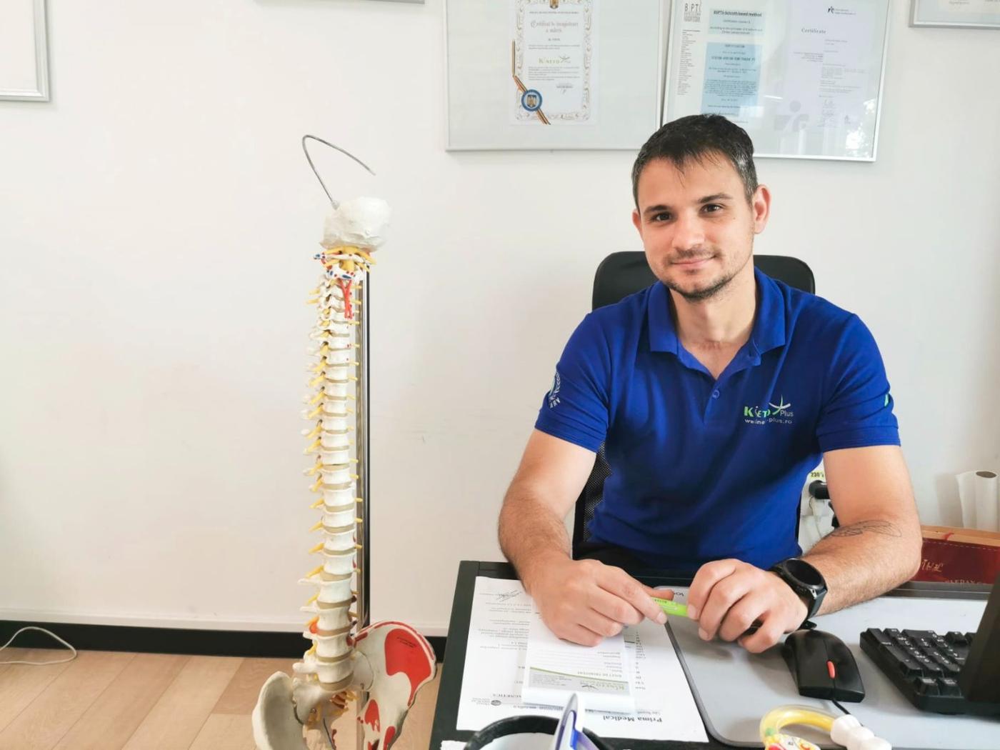 Hernia de disc. Cât de importantă este kinetoterapia și cum ajută?