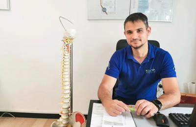 Hernia de disc. Cât de importantă este kinetoterapia și cum ajută?