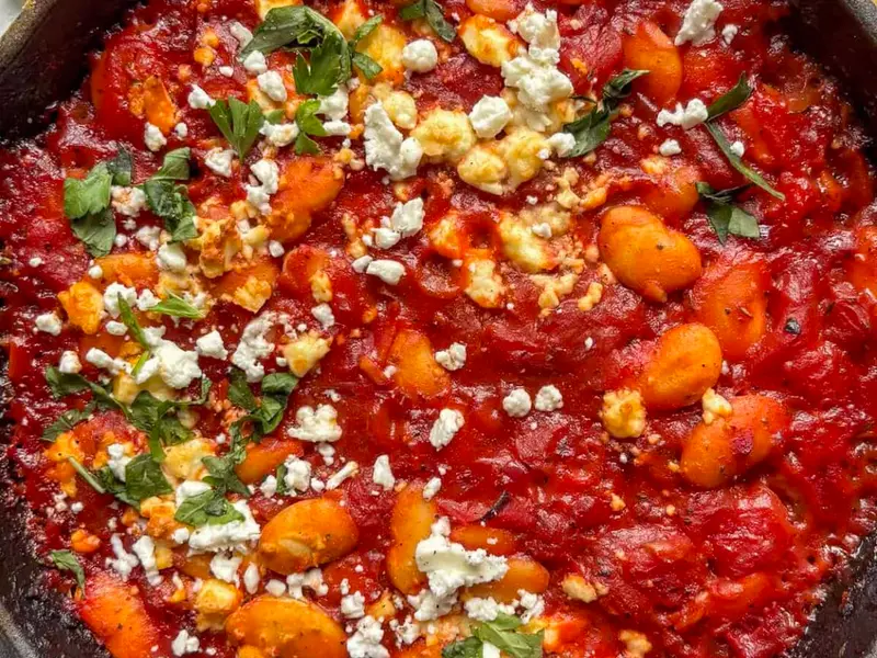 Gigantes plaki (fasole uriașă grecească la cuptor)