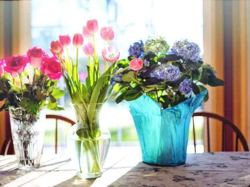 5 pasi simpli pentru a pastra florile in vaza mai mult timp