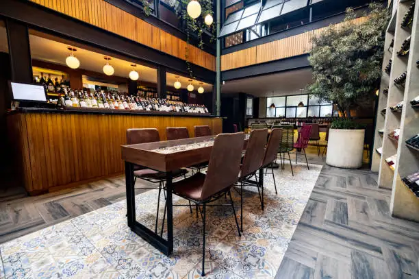 Cum amenajezi un bar modern în 2024