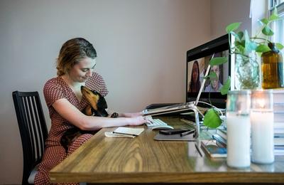 Studiu: Munca de acasă poate avea beneficii pentru sănătate