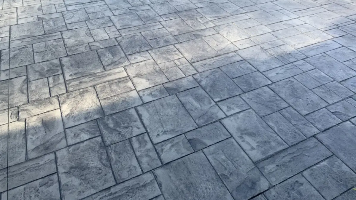 Betonul amprentat în jurul piscinelor aspecte practice și estetice pentru o amenajare de lux