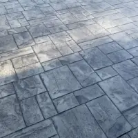 Betonul amprentat în jurul piscinelor aspecte practice și estetice pentru o amenajare de lux