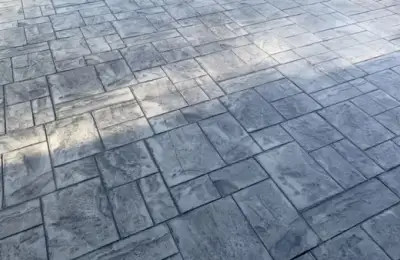 Betonul amprentat în jurul piscinelor aspecte practice și estetice pentru o amenajare de lux