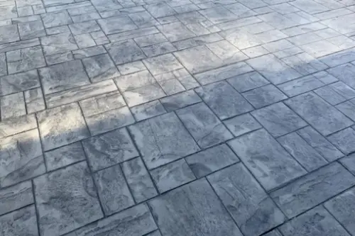 Betonul amprentat în jurul piscinelor aspecte practice și estetice pentru o amenajare de lux