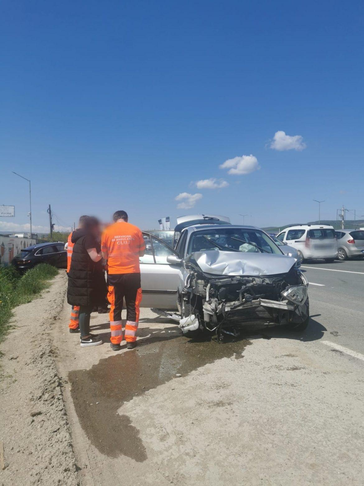 Două mașini s-au ciocnit luni după-amiaza, în apropiere de localitatea Gilău