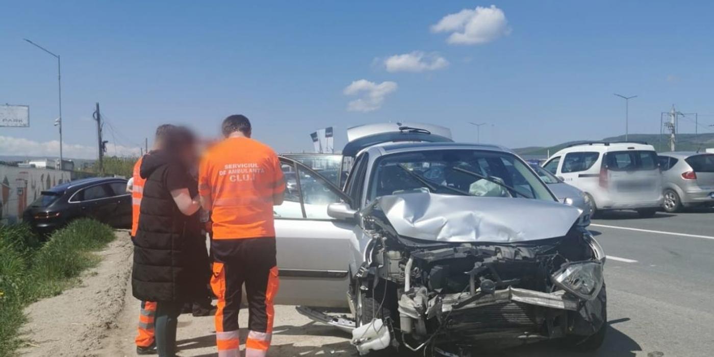 Două mașini s-au ciocnit luni după-amiaza, în apropiere de localitatea Gilău