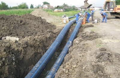 Se extinde rețeaua de alimentare cu apă potabilă în satul Fodora, comuna Așchileu. Investiția e de aproximativ 450.000 de lei